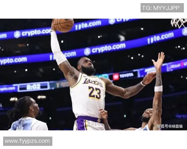 詹姆斯运球被抢断 怀特反击上篮轻松打进 詹姆斯运球被抢断 怀特反击上篮轻松打进