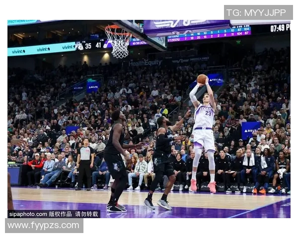 发挥出色！朱利叶斯-兰德尔上半场砍下24分